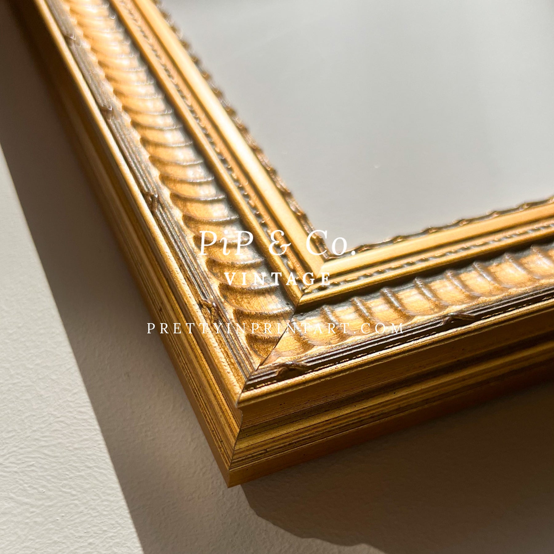 Gold Ornate Style Vintage Frame (GLD-RIB-68224)